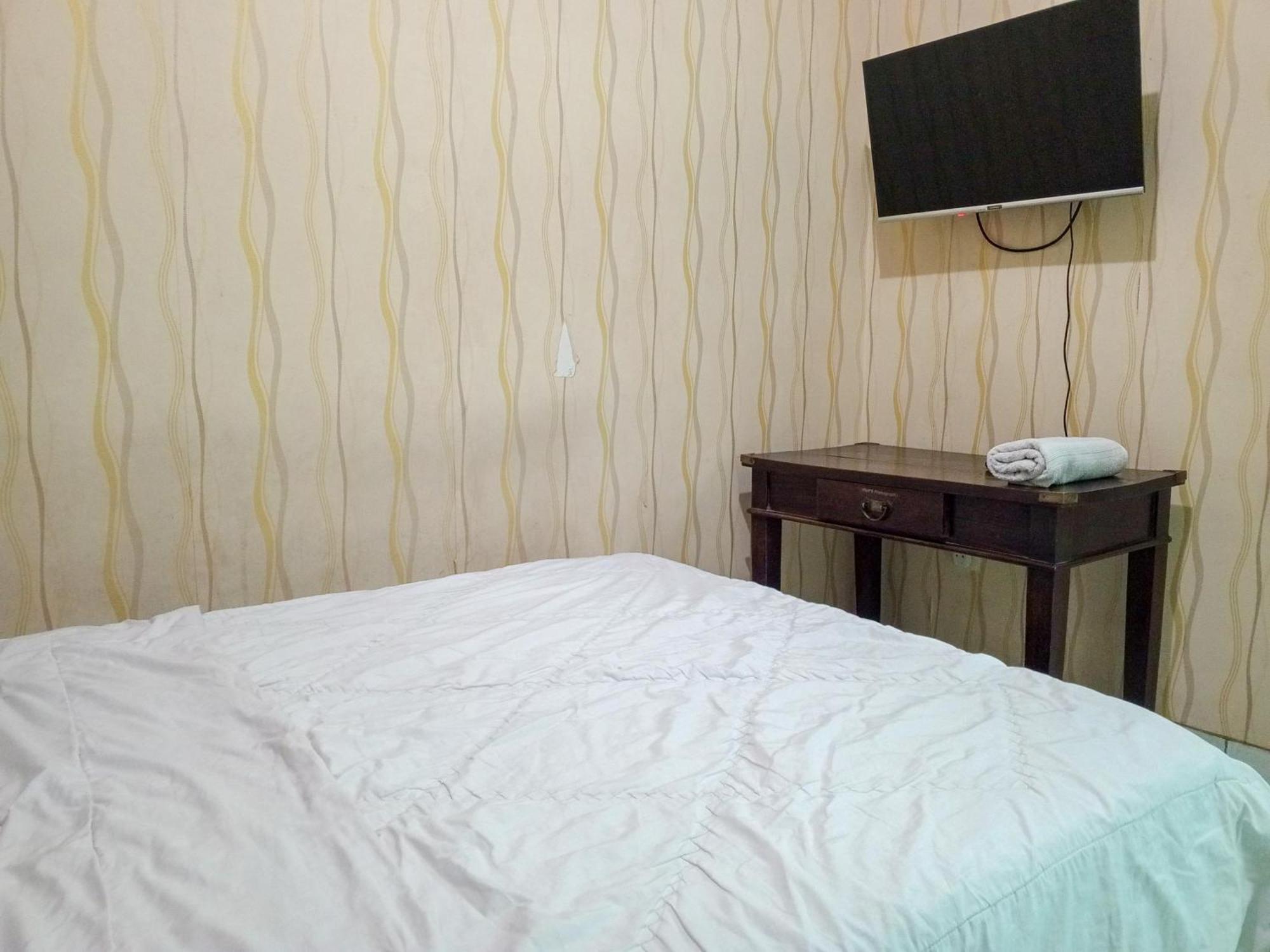 Trihakso Guest House Near Kaliurang Redpartner 斯勒曼 外观 照片