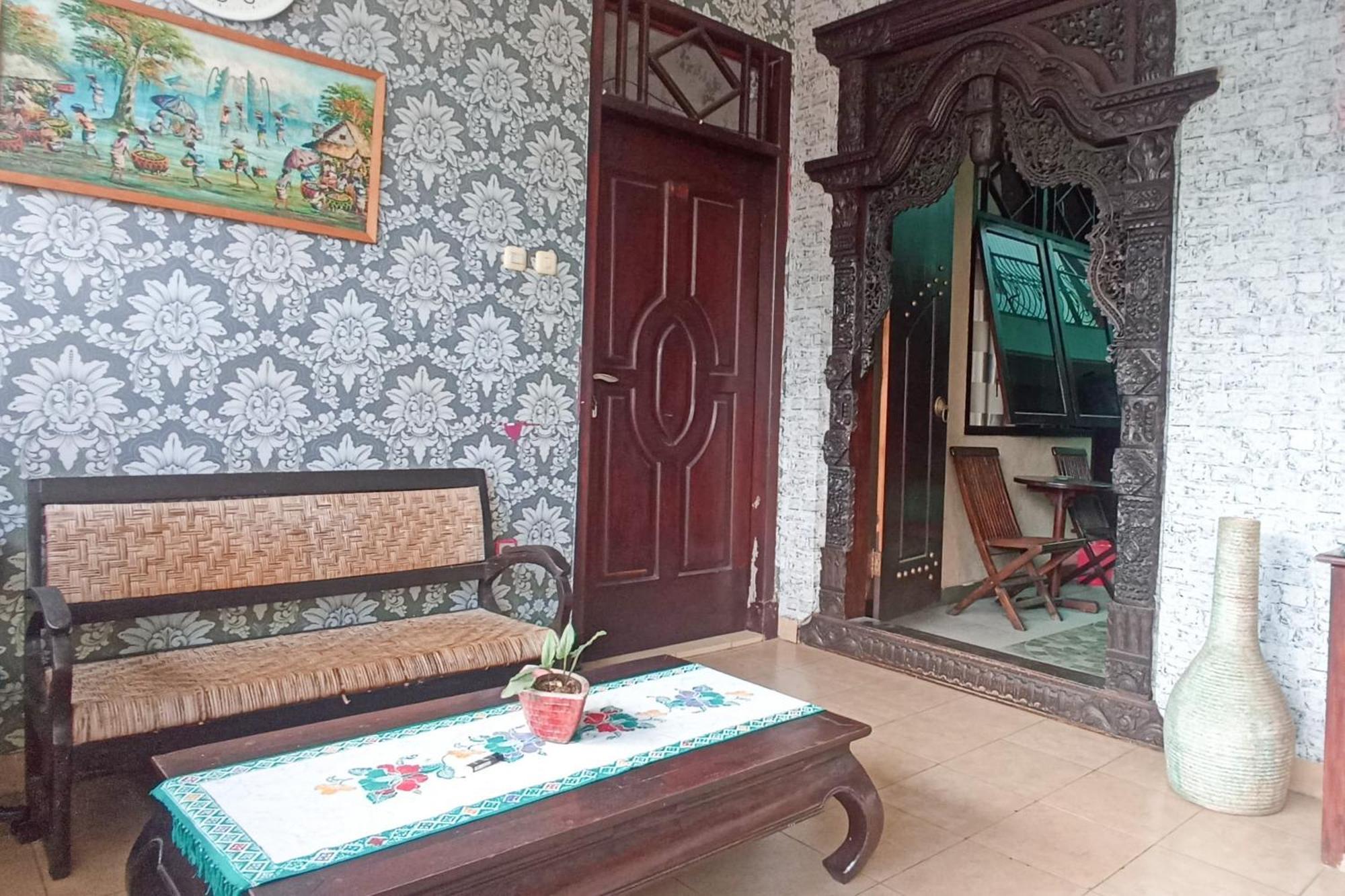 Trihakso Guest House Near Kaliurang Redpartner 斯勒曼 外观 照片