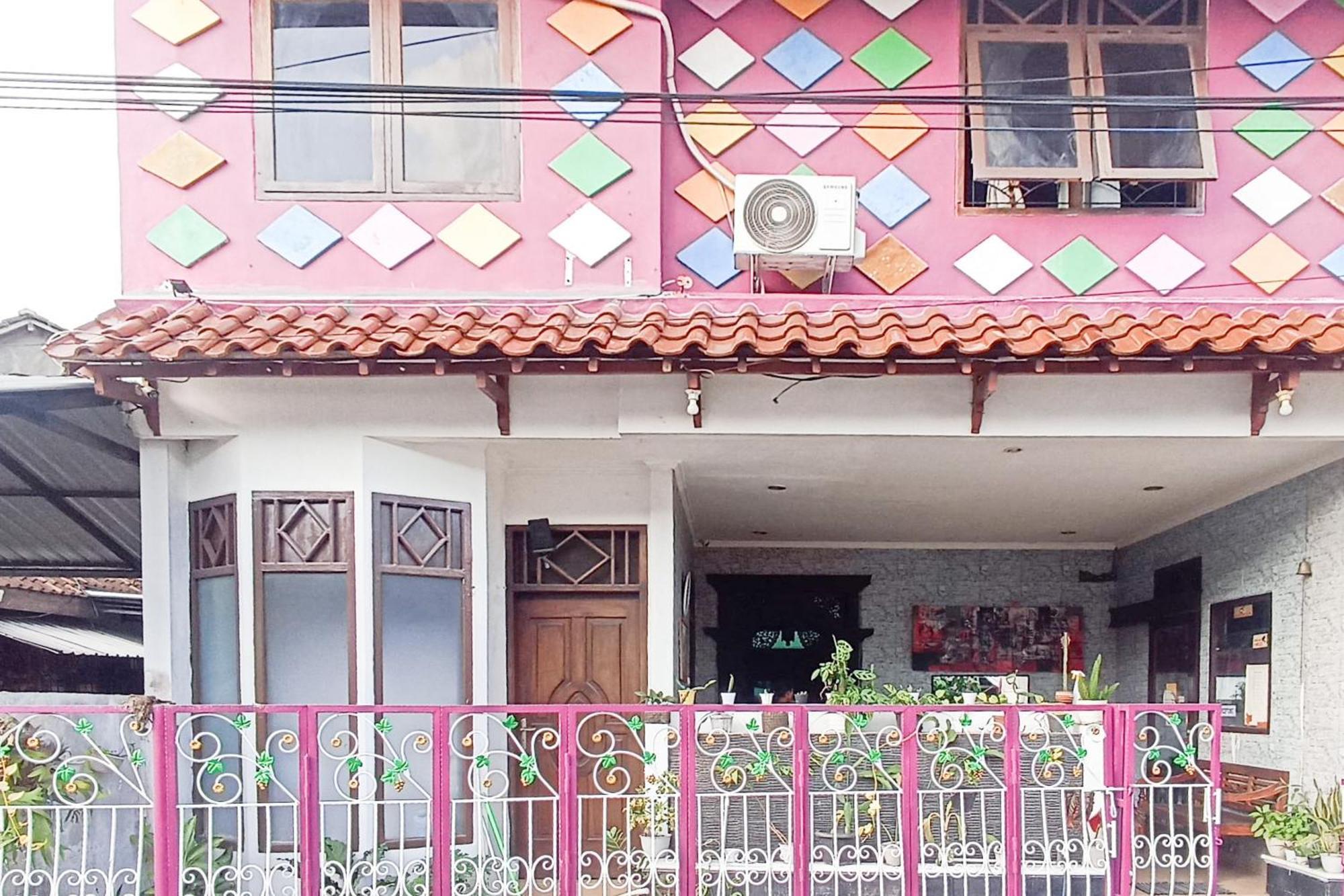 Trihakso Guest House Near Kaliurang Redpartner 斯勒曼 外观 照片