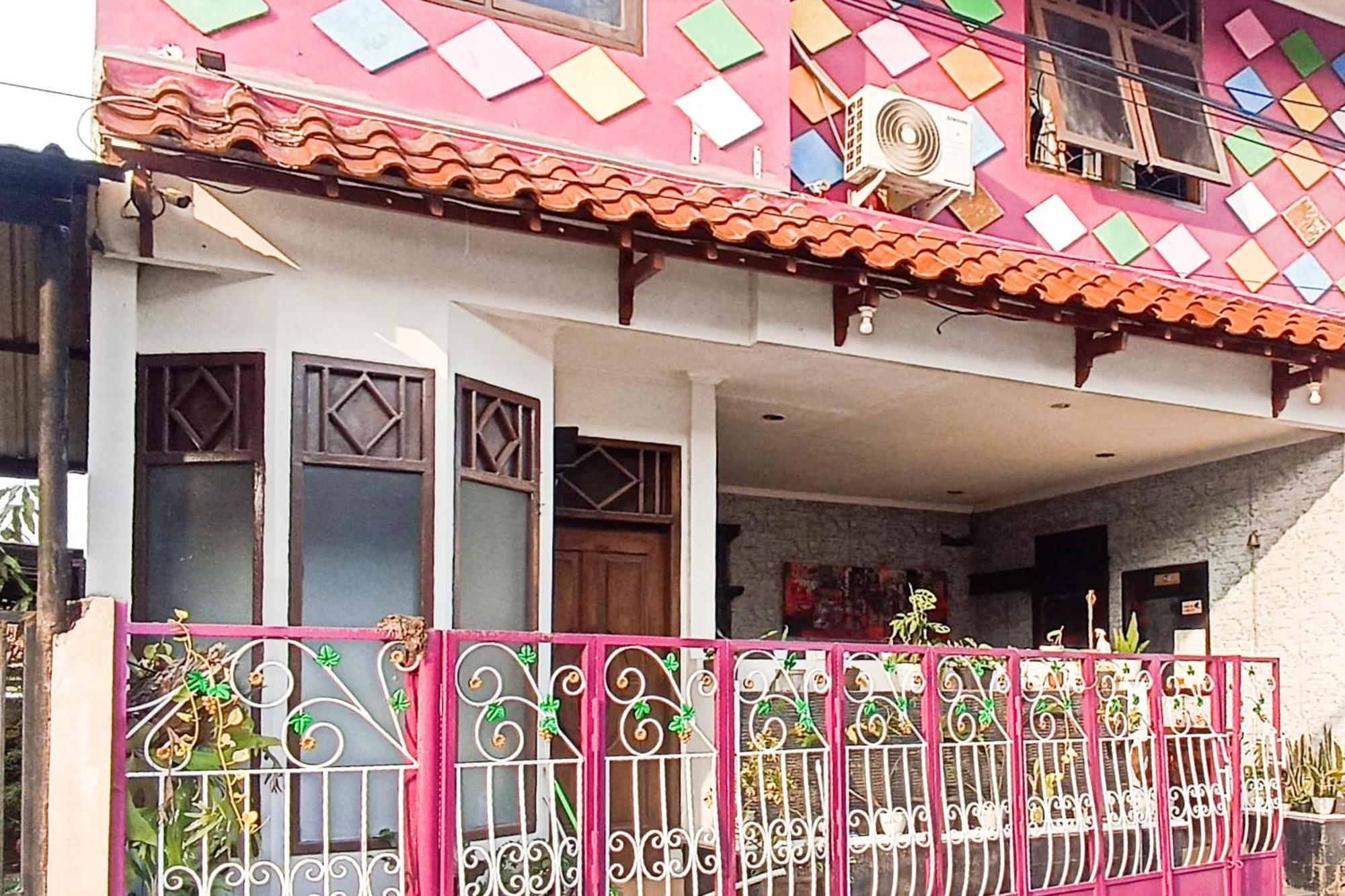 Trihakso Guest House Near Kaliurang Redpartner 斯勒曼 外观 照片