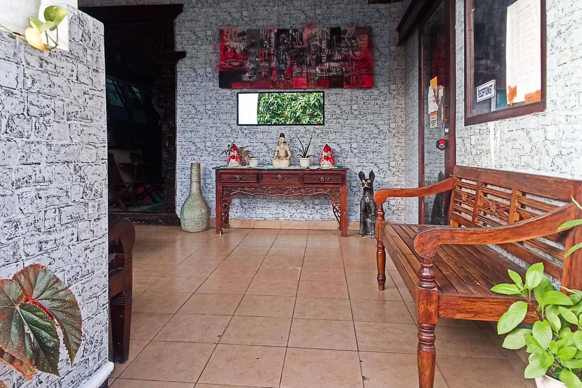 Trihakso Guest House Near Kaliurang Redpartner 斯勒曼 外观 照片