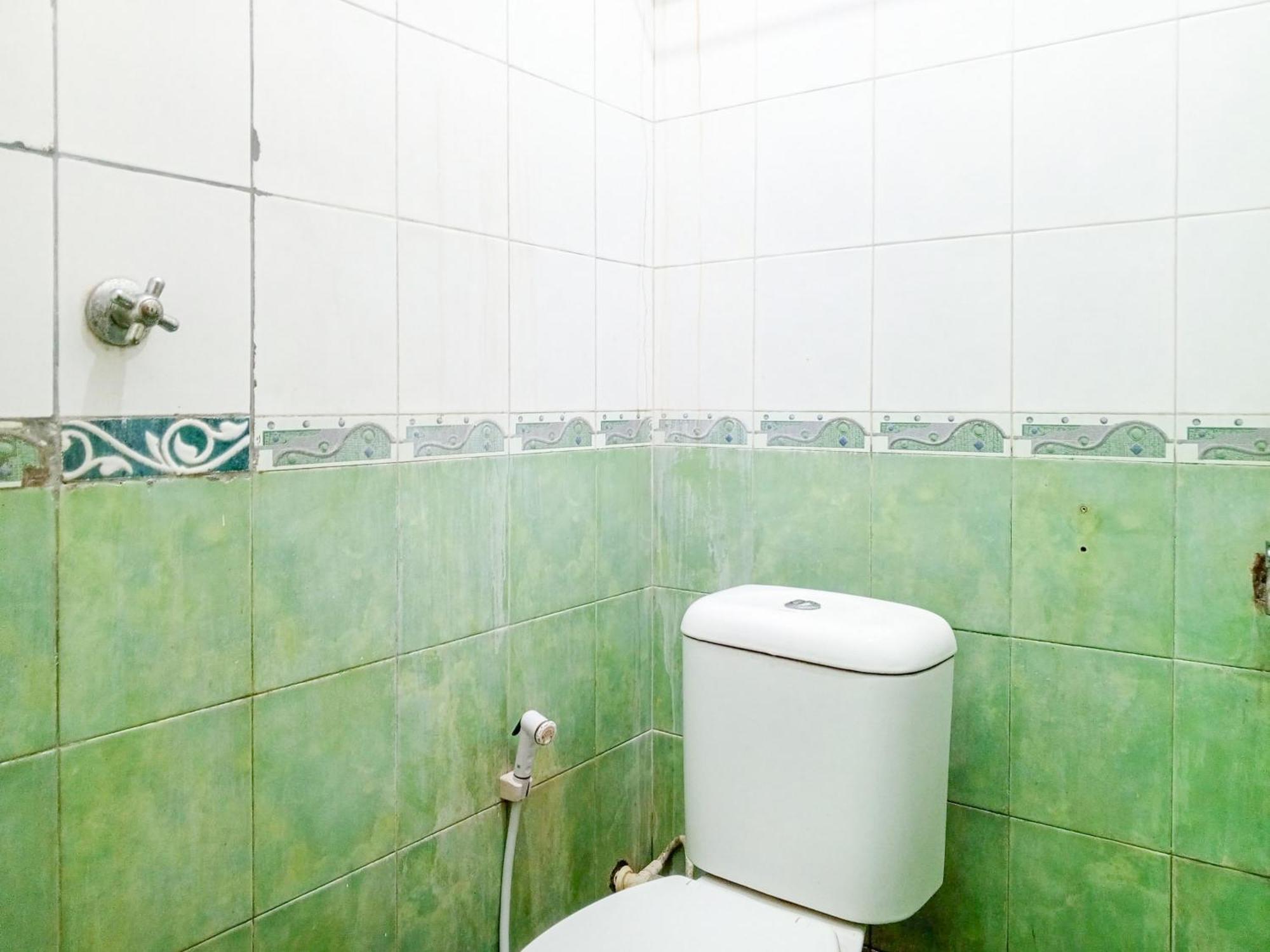 Trihakso Guest House Near Kaliurang Redpartner 斯勒曼 外观 照片